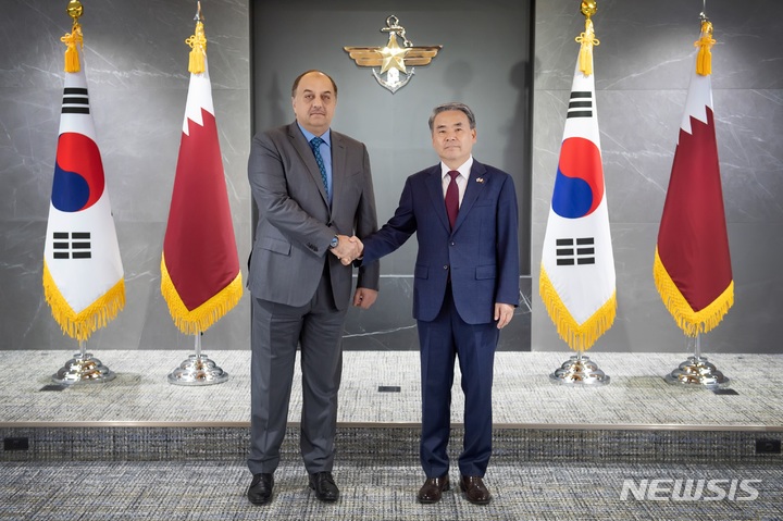 [서울=뉴시스] 이종섭 국방부 장관은 6일 오후 서울 국방부 청사에서 방한 중인 칼리드 빈 모하메드 알 아티야 카타르 부총리 겸 국방장관과 면담하고 기념촬영을 하고 있다. (사진=국방부 제공) 2023.06.06