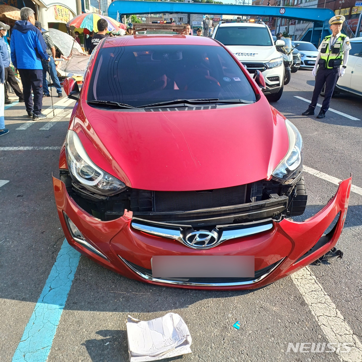 [여수=뉴시스] 김혜인 기자 = 6일 오후 전남 여수시 서교동 서시장 내 차량이 노점상을 덮쳐 소방 당국이 안전 조치를 하고 있다. 2023.06.06.(사진=여수소방 제공) photo@newsis.com