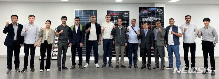 [강진=뉴시스] 전남 강진에 소재한 태양광 모듈 제조 기업 SDPV를 방문한 우즈베키스탄 중앙정부·기업·에너지 관련 전문가로 구성된 방문단. (사진=전남도 제공) 2023.06.06.&nbsp; *재판매 및 DB 금지
