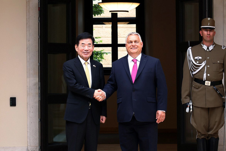 [서울=뉴시스] 추상철 기자 = 김진표 국회의장이 5일(현지시간) 헝가리를 방문해 빅토르 오르반 헝가리 총리와 회동을 하고 있다. (사진= 국회의장실 제공) 2023.06.06. photo@newsis.com *재판매 및 DB 금지