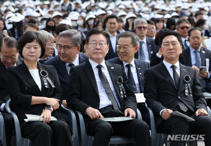 [서울=뉴시스] 홍효식 기자 = 김기현 국민의힘 대표, 이재명 더불어민주당 대표, 이정미 정의당 대표가 6일 서울 동작구 국립서울현충원에서 열린 제68회 현충일 추념식에 참석해 있다. (대통령실통신사진기자단) 2023.06.06. yesphoto@newsis.com