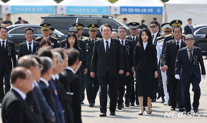 [서울=뉴시스] 홍효식 기자 = 윤석열 대통령과 부인 김건희 여사가 6일 서울 동작구 국립서울현충원에서 열린 제68회 현충일 추념식에 6·25전사자 및 순직 군경·소방 유가족들과 함께 입장하고 있다. (대통령실통신사진기자단) 2023.06.06. yesphoto@newsis.com