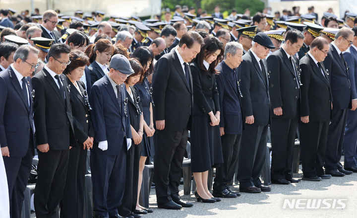[서울=뉴시스] 홍효식 기자 = 윤석열 대통령과 부인 김건희 여사가 6일 서울 동작구 국립서울현충원에서 열린 제68회 현충일 추념식에서 순국선열과 호국영령에 대한 묵념하고 있다. (대통령실통신사진기자단) 2023.06.06. yesphoto@newsis.com