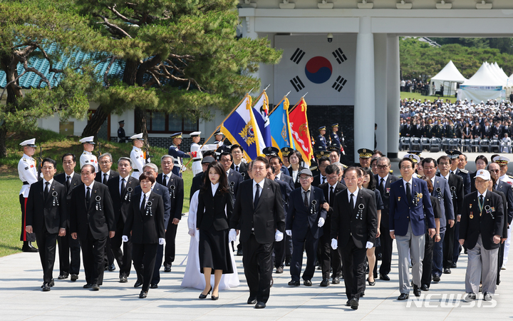 [서울=뉴시스] 홍효식 기자 = 윤석열 대통령과 부인 김건희 여사가 6일 서울 동작구 국립서울현충원에서 열린 제68회 현충일 추념식에서 현충탑에 참배하기 위해 이동하고 있다. (대통령실통신사진기자단) 2023.06.06. yesphoto@newsis.com