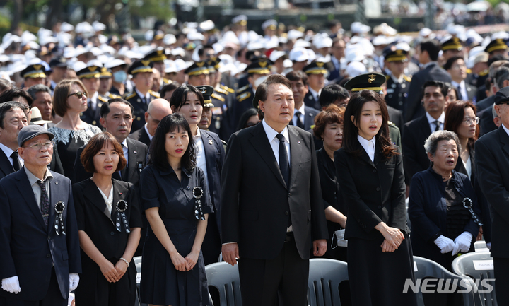 [서울=뉴시스] 홍효식 기자 = 윤석열 대통령과 부인 김건희 여사가 6일 서울 동작구 국립서울현충원에서 열린 제68회 현충일 추념식에서 애국가를 제창하고 있다. (대통령실통신사진기자단) 2023.06.06. yesphoto@newsis.com
