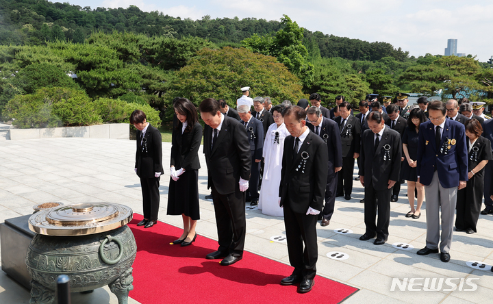 [서울=뉴시스] 홍효식 기자 = 윤석열 대통령과 부인 김건희 여사가 6일 서울 동작구 국립서울현충원에서 열린 제68회 현충일 추념식에서 현충탑에 참배하고 있다. (대통령실통신사진기자단) 2023.06.06. yesphoto@newsis.com