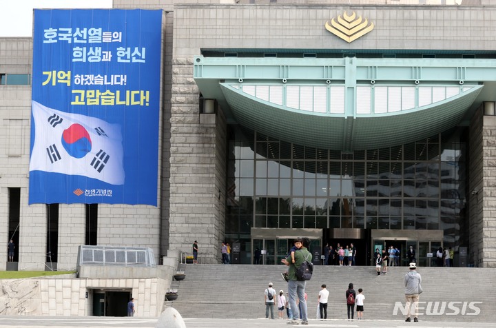 [서울=뉴시스]조성봉 기자 = 현충일인 지난해 6월6일 오전 서울 용산구 전쟁기념관에서 시민들이 ‘현충일 사이렌’ 소리에 묵념을 하고 있는 모습. 2023.06.06. suncho21@newsis.com