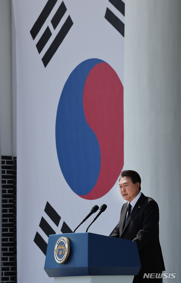 [서울=뉴시스] 홍효식 기자 = 윤석열 대통령이 6일 서울 동작구 국립서울현충원에서 열린 제68회 현충일 추념식에서 추념사하고 있다. (대통령실통신사진기자단) 2023.06.06. yesphoto@newsis.com