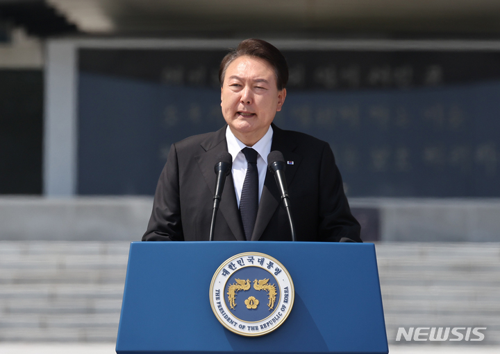 [서울=뉴시스] 홍효식 기자 = 윤석열 대통령이 6일 서울 동작구 국립서울현충원에서 열린 제68회 현충일 추념식에서 추념사하고 있다. (대통령실통신사진기자단) 2023.06.06. yesphoto@newsis.com