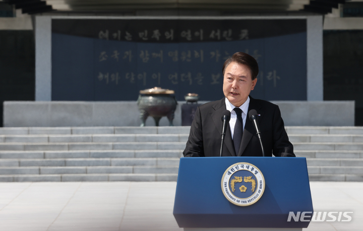 [서울=뉴시스] 홍효식 기자 = 윤석열 대통령이 6일 서울 동작구 국립서울현충원에서 열린 제68회 현충일 추념식에서 추념사하고 있다. (대통령실통신사진기자단) 2023.06.06. yesphoto@newsis.com
