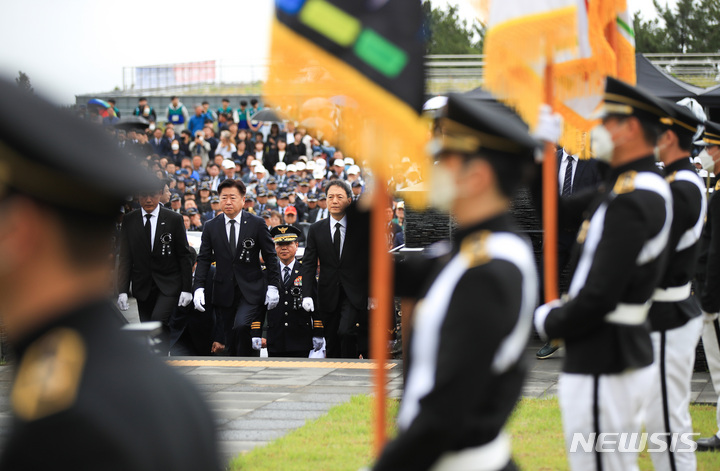 [제주=뉴시스] 우장호 기자 = 오영훈 제주지사가 6일 오전 제주시 노형동 국립 제주호국원에서 열린 제68회 현충일 추념식을 찾아 참배를 위해 이동하고 있다. 2023.06.06. woo1223@newsis.com