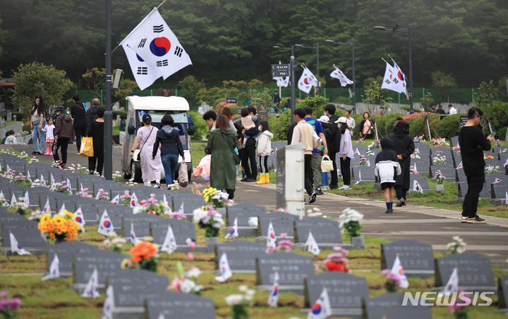 [제주=뉴시스] 우장호 기자 = 제68회 현충일인 6일 오전 제주시 노형동 국립 제주호국원에 유가족들의 참배 행렬이 이어지고 있다. 2023.06.06. woo1223@newsis.com
