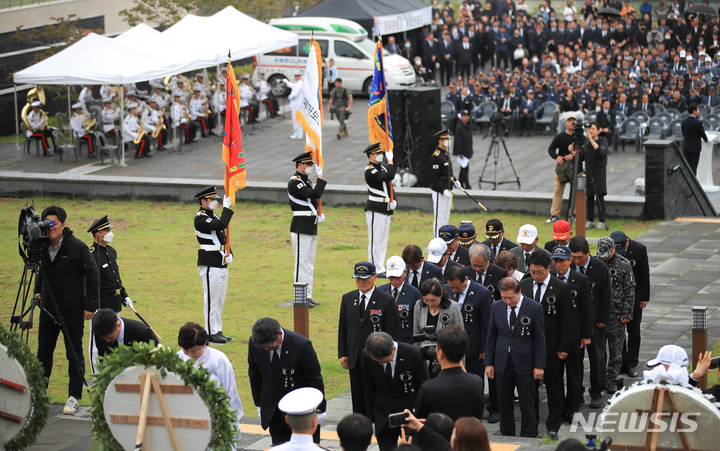 [제주=뉴시스] 우장호 기자 = 제68회 현충일인 6일 오전 제주시 노형동 국립 제주호국원에서 조국 수호를 위해 헌신하고 희생한 순국선열과 호국영령의 숭고한 애국정신을 되새기는 추념식이 거행되고 있다. 2023.06.06. woo1223@newsis.com