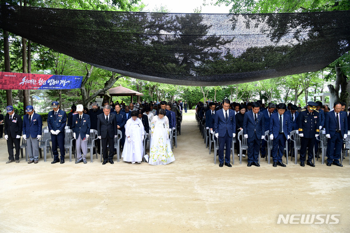 [남해=뉴시스] 차용현 기자 = 6일 오전 경남 남해군 남해읍 충혼탑에서 열린 제68회 현충일 추념식에 참석한 장충남 군수를 비롯한 전몰군경 유가족과 국가유공자들이 묵념를 하고 있다. 2023.06.06. con@newsis.com