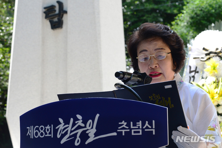 남해=뉴시스] 차용현 기자 = 6일 오전 경남 남해군 남해읍 충혼탑에서 열린 제68회 현충일 추념식에 참석한 유족대표 조점현 여사가 추모의 글을 낭독 하고 있다. 2023.06.06. con@newsis.com
