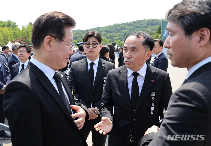 [서울=뉴시스] 홍효식 기자 = 이재명 더불어민주당 대표가 6일 서울 동작구 국립서울현충원에서 열린 제68회 현충일 추념식을 마친 뒤 최원일 전 천안함 함장으로부터 항의를 받고 있다. (대통령실통신사진기자단) 2023.06.06. yesphoto@newsis.com