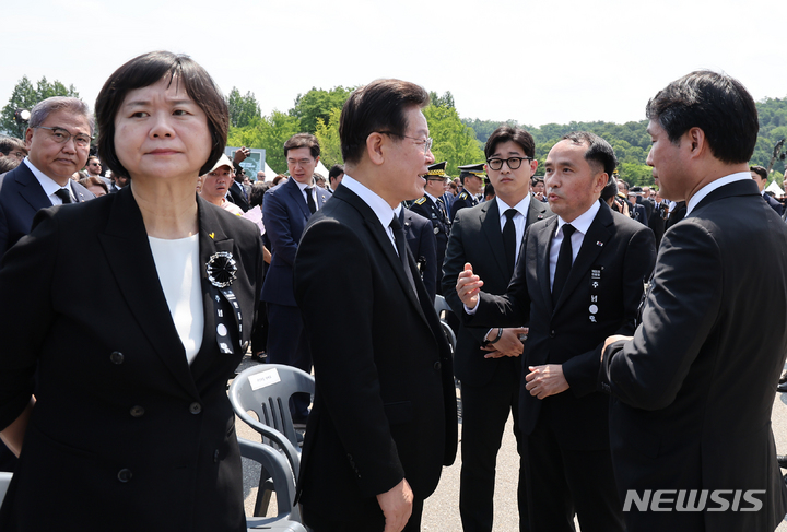 [서울=뉴시스] 홍효식 기자 = 이재명 더불어민주당 대표가 6일 서울 동작구 국립서울현충원에서 열린 제68회 현충일 추념식을 마친 뒤 최원일 전 천안함 함장으로부터 항의를 받고 있다. (대통령실통신사진기자단) 2023.06.06. yesphoto@newsis.com