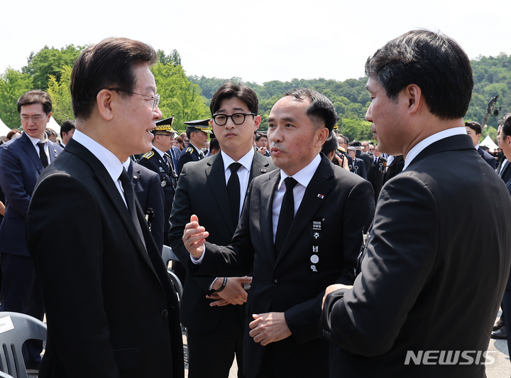 [서울=뉴시스] 홍효식 기자 = 이재명 더불어민주당 대표가 6일 서울 동작구 국립서울현충원에서 열린 제68회 현충일 추념식을 마친 뒤 최원일 전 천안함 함장으로부터 항의를 받고 있다. (대통령실통신사진기자단) 2023.06.06. yesphoto@newsis.com
