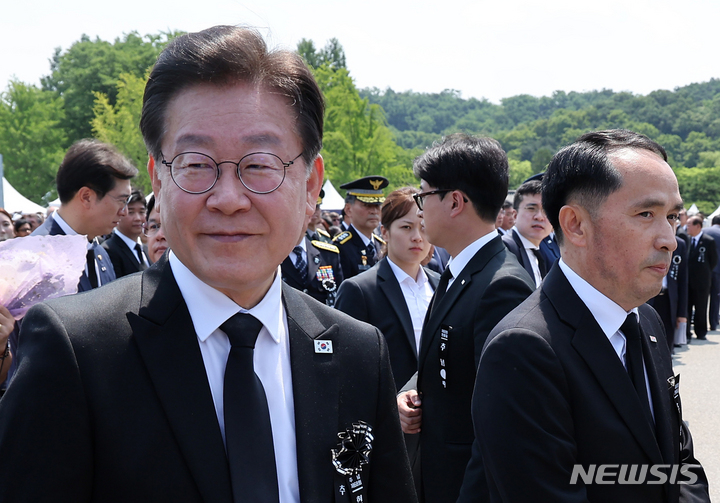 [서울=뉴시스] 홍효식 기자 = 이재명 더불어민주당 대표가 6일 서울 동작구 국립서울현충원에서 열린 제68회 현충일 추념식에서 최원일 전 천안함 함장으로부터 항의를 받은 뒤 돌아서고 있다. (대통령실통신사진기자단) 2023.06.06. yesphoto@newsis.com