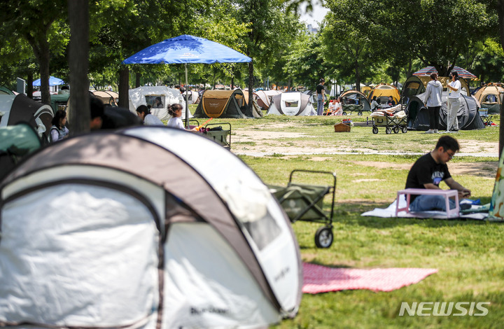 [서울=뉴시스] 정병혁 기자 = 지난해 6월6일 오후 서울 영등포구 여의도한강공원을 찾은 시민들이 텐트를 치고 즐거운 시간을 보내고 있다. 2023.06.06. jhope@newsis.com