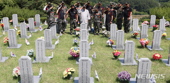 [임실=뉴시스] 김얼 기자 = 현충일인 6일 전북 임실군 임실국립호국원을 찾은 시민들이 고인의 넋을 기리며 경례하고 있다. 2023.06.06. pmkeul@nwsis.com