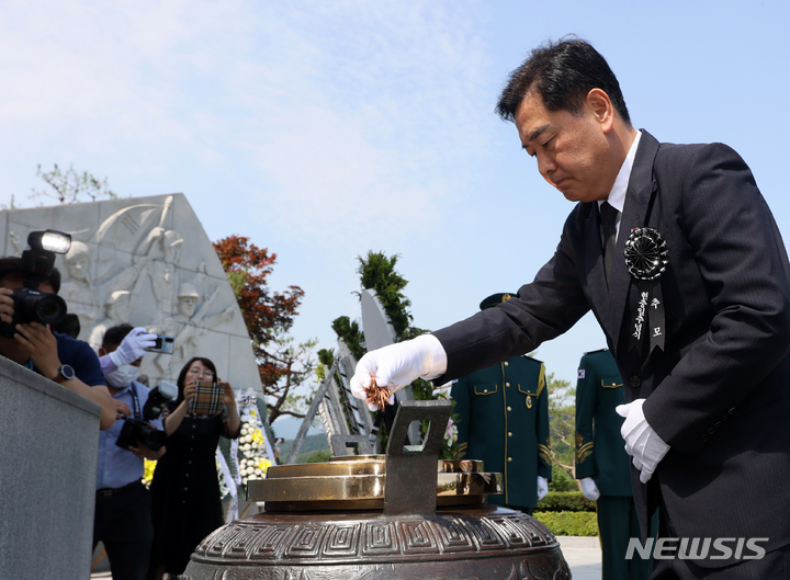 [임실=뉴시스] 김얼 기자 = 현충일인 6일 전북 임실군 임실국립호국원을 찾은 김관영 전북도지사가 고인의 넋을 기리며 분향하고 있다. 2023.06.06. pmkeul@nwsis.com