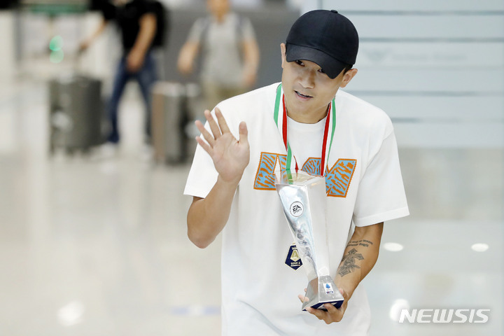 [인천공항=뉴시스] 최동준 기자 = 이탈리아 프로축구 세리에A 최우수 수비상을 수상한 나폴리 김민재가 기초군사훈련을 받기 위해 6일 인천국제공항을 통해 귀국하고 있다. 2023.06.06. photocdj@newsis.com