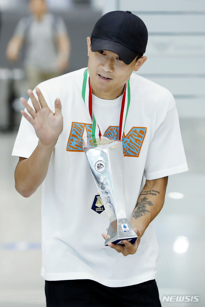 [인천공항=뉴시스] 최동준 기자 = 이탈리아 프로축구 세리에A 최우수 수비상을 수상한 나폴리 김민재가 기초군사훈련을 받기 위해 6일 인천국제공항을 통해 귀국하고 있다. 2023.06.06. photocdj@newsis.com