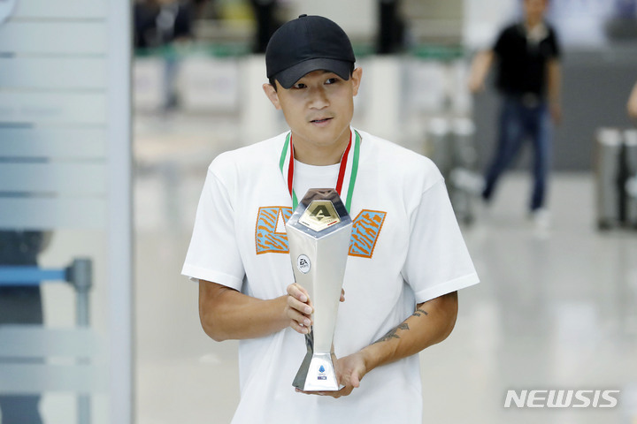 [인천공항=뉴시스] 최동준 기자 = 이탈리아 프로축구 세리에A 최우수 수비상을 수상한 나폴리 김민재가 기초군사훈련을 받기 위해 6일 인천국제공항을 통해 귀국하고 있다. 2023.06.06. photocdj@newsis.com