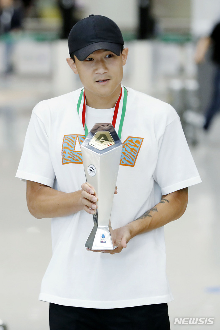 [인천공항=뉴시스] 최동준 기자 = 이탈리아 프로축구 세리에A 최우수 수비상을 수상한 나폴리 김민재가 기초군사훈련을 받기 위해 6일 인천국제공항을 통해 귀국하고 있다. 2023.06.06. photocdj@newsis.com