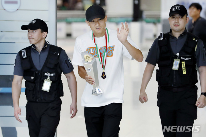 [인천공항=뉴시스] 최동준 기자 = 이탈리아 프로축구 세리에A 최우수 수비상을 수상한 나폴리 김민재가 기초군사훈련을 받기 위해 6일 인천국제공항을 통해 귀국하고 있다. 2023.06.06. photocdj@newsis.com