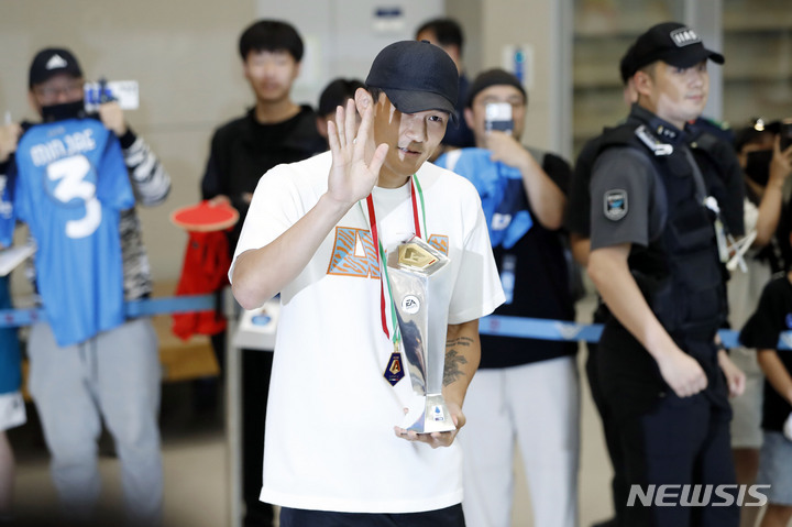 [인천공항=뉴시스] 최동준 기자 = 이탈리아 프로축구 세리에A 최우수 수비상을 수상한 나폴리 김민재가 기초군사훈련을 받기 위해 6일 인천국제공항을 통해 귀국하고 있다. 2023.06.06. photocdj@newsis.com