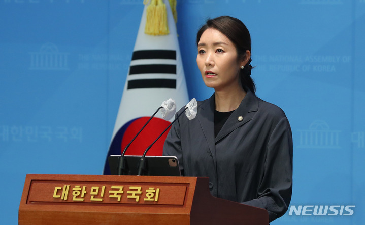 [서울=뉴시스] 추상철 기자 = 강선우 더불어민주당 대변인이 6일 오후 서울 여의도 국회에서 브리핑을 하고 있다. 2023.06.06. scchoo@newsis.com