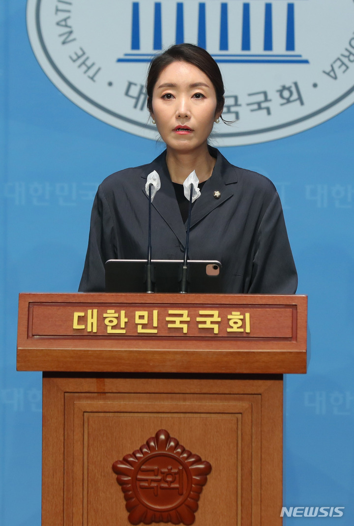 [서울=뉴시스] 추상철 기자 = 강선우 더불어민주당 대변인이 6일 오후 서울 여의도 국회에서 브리핑을 하고 있다. 2023.06.06. scchoo@newsis.com