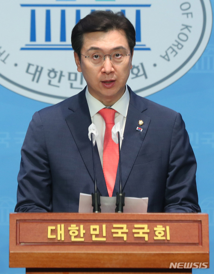 [서울=뉴시스] 추상철 기자 = 강민국 국민의힘 수석대변인이 6일 오후 서울 여의도 국회에서&nbsp; 브리핑을 하고 있다. 2023.06.06. scchoo@newsis.com