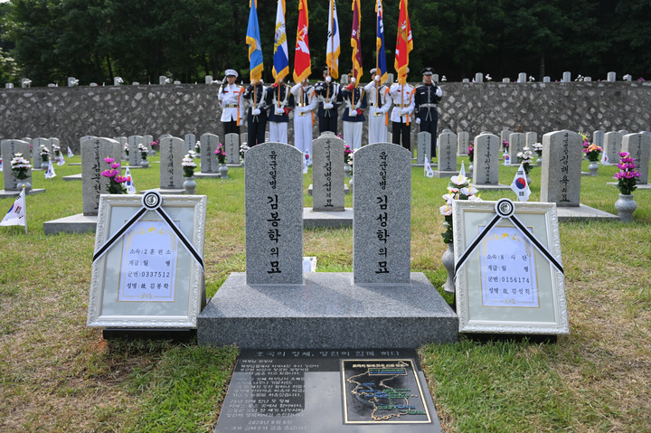 [서울=뉴시스] 6일 서울 동작구 국립서울현충원 52묘역에서 호국의 형제 고(故) 김봉학 일병 유해 안장식이 진행됐다. 사진은 고 김봉학, 김성학 일병 형제의 묘. (사진=대통령실 제공) 2023.06.06. photo@newsis.com *재판매 및 DB 금지