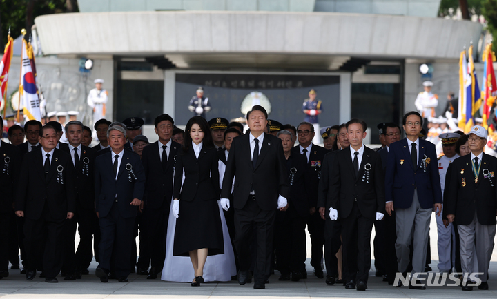 [서울=뉴시스] 홍효식 기자 = 윤석열 대통령과 부인 김건희 여사가 6일 서울 동작구 국립서울현충원에서 열린 제68회 현충일 추념식에서 현충탑에 참배를 마친 뒤 이동하고 있다. (대통령실통신사진기자단) 2023.06.06. yesphoto@newsis.com
