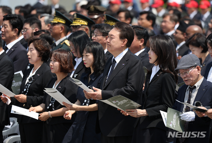 [서울=뉴시스] 홍효식 기자 = 윤석열 대통령과 부인 김건희 여사가 6일 서울 동작구 국립서울현충원에서 열린 제68회 현충일 추념식에서 현충의 노래를 제창하고 있다. (대통령실통신사진기자단) 2023.06.06. yesphoto@newsis.com
