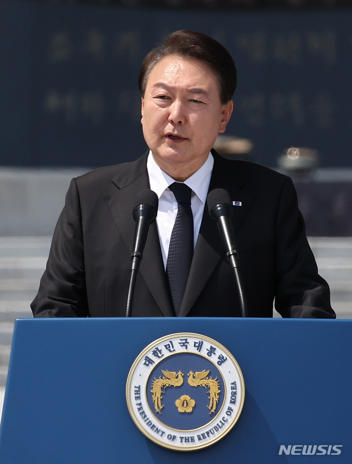[서울=뉴시스] 홍효식 기자 = 윤석열 대통령이 지난 6일 서울 동작구 국립서울현충원에서 열린 제68회 현충일 추념식에서 추념사하고 있다. (대통령실통신사진기자단) 2023.06.06. yesphoto@newsis.com