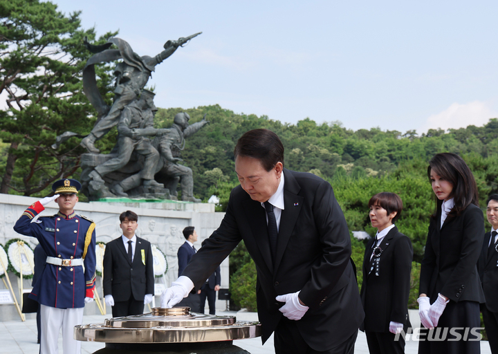 [서울=뉴시스] 홍효식 기자 = 윤석열 대통령이 6일 서울 동작구 국립서울현충원에서 열린 제68회 현충일 추념식에서 현충탑에 분향하고 있다. (대통령실통신사진기자단) 2023.06.06. yesphoto@newsis.com