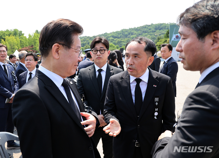 [서울=뉴시스] 홍효식 기자 = 이재명 더불어민주당 대표가 6일 서울 동작구 국립서울현충원에서 열린 제68회 현충일 추념식을 마친 뒤 최원일 전 천안함 함장으로부터 항의를 받고 있다. (대통령실통신사진기자단) 2023.06.06. yesphoto@newsis.com