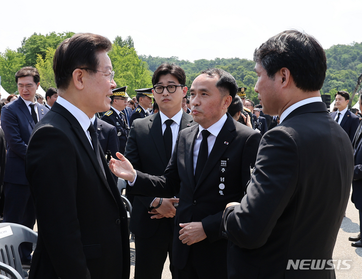 [서울=뉴시스] 홍효식 기자 = 이재명 더불어민주당 대표가 6일 서울 동작구 국립서울현충원에서 열린 제68회 현충일 추념식을 마친 뒤 최원일 전 천안함 함장으로부터 항의를 받고 있다. (대통령실통신사진기자단) 2023.06.06. yesphoto@newsis.com