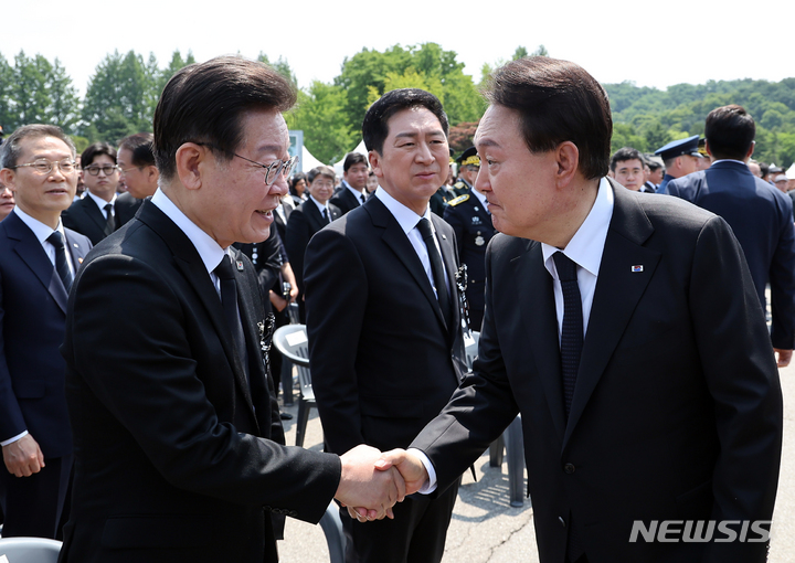 [서울=뉴시스] 홍효식 기자 = 윤석열 대통령이 6일 서울 동작구 국립서울현충원에서 열린 제68회 현충일 추념식을 마친 뒤 이재명 더불어민주당 대표와 악수하고 있다. (대통령실통신사진기자단) 2023.06.06. yesphoto@newsis.com