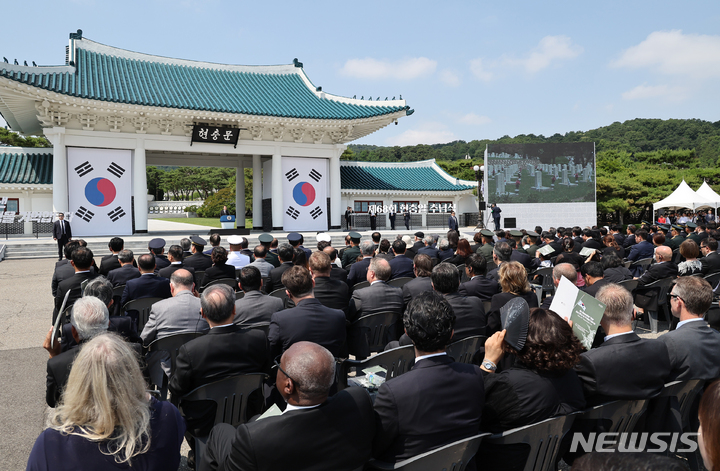 [서울=뉴시스] 홍효식 기자 = 윤석열 대통령이 6일 서울 동작구 국립서울현충원에서 열린 제68회 현충일 추념식에서 추념사하고 있다. (대통령실통신사진기자단) 2023.06.06. yesphoto@newsis.com