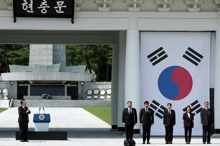 [서울=뉴시스] 윤석열 대통령이 6일 서울 동작구 국립서울현충원에서 열린 제68회 현충일 추념식에서 국가유공자들에게 증서를 수여한 뒤 박수치고 있다. (사진=대통령실 제공) 2023.06.06. photo@newsis.com *재판매 및 DB 금지