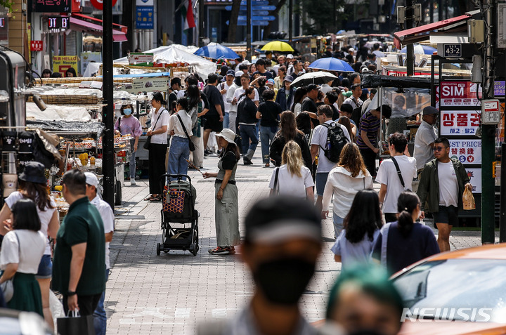 [서울=뉴시스] 정병혁 기자 = 코로나19 일상회복 이후인 지난 6일 서울 중구 명동거리가 여행객과 시민들로 붐비고 있다. 2023.06.14. jhope@newsis.com