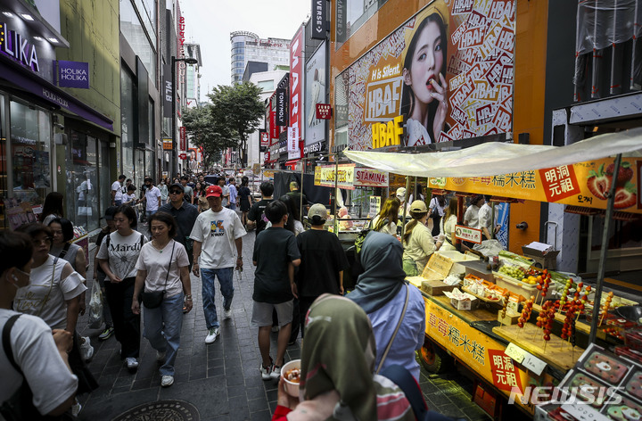 [서울=뉴시스] 정병혁 기자 = 길거리 음식점과 각종 액세서리 점포, 화장품 판매장 등에서 발걸음을 멈추고, 구경하느라 여념이 없었다. 뉴시스DB 