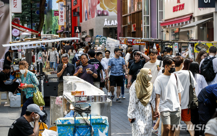 [서울=뉴시스] 정병혁 기자 = 6일 서울 중구 명동거리가 여행객과 시민들로 붐비고 있다. 2023.06.06. jhope@newsis.com