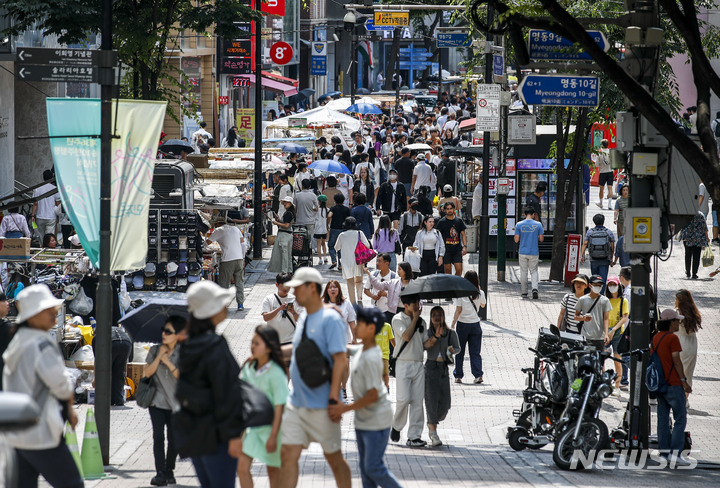 서울 중구 명동거리가 여행객과 시민들로 붐비고 있다. 뉴시스 자료사진.