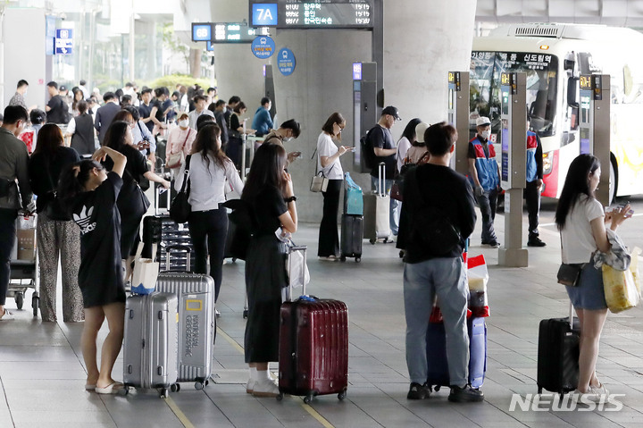 [인천공항=뉴시스] 최동준 기자 = 현충일 징검다리 연휴 마지막 날인 6일 인천국제공항 공항버스 정류장이 이용객으로 북적이고 있다. 2023.06.06. photocdj@newsis.com